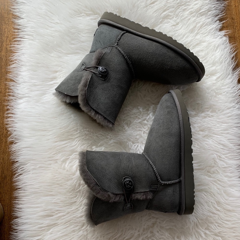 UGG BAILEY BUTTON SIZE 8